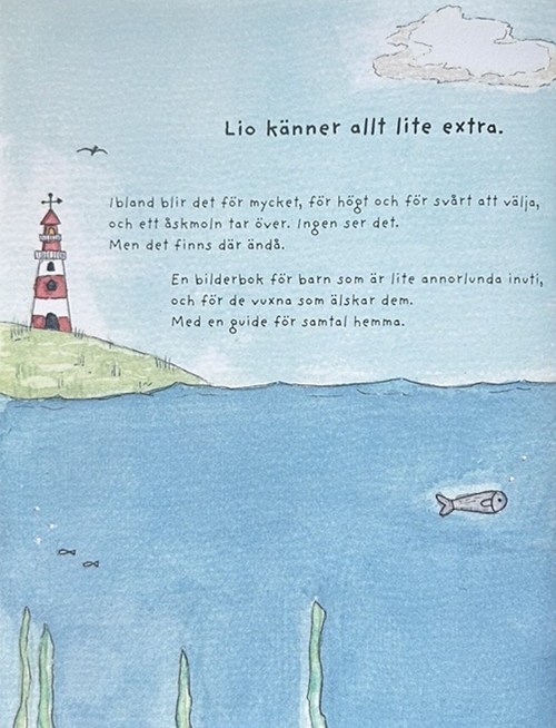 Baksidan av boken Under Ytan: en fyr på en ö vid havet och texten ”Lio känner allt lite extra. Ibland blir det för mycket, för högt och för svårt att välja, och ett åskmoln tar över. Ingen ser det. Men det finns där ändå. En bilderbok för barn som är lite annorlunda inuti, och för de vuxna som älskar dem. Med en guide för samtal hemma.”
